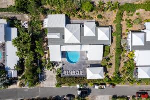 una vista aérea de una casa con piscina en Magnifique villa rénovée neuve à Orient Bay, en Saint Martin
