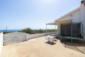 een patio met een luifel op een huis bij Captivating 2-Bed House in Alaminos