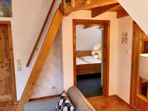 salon ze schodami prowadzącymi do sypialni w obiekcie Ferienhäuser Liethmann Haus 4 W2 w mieście Timmendorfer Strand
