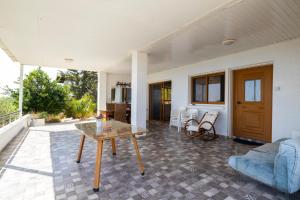 Posezení v ubytování Captivating 2-Bed House + 2 fotografie