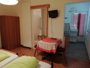 Postel nebo postele na pokoji v ubytování Gasthaus Pension Flora an der Weinstrasse + 37 fotografií