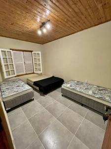 1 dormitorio con 3 camas en una habitación en Chácara prox Rota do Vinho com piscina, churrasqueira, área verde, animaizinhos e muito sossego en São Roque