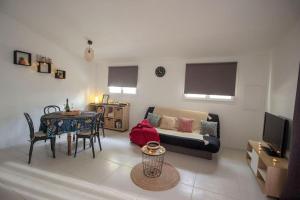 Gite la Canague Neuve في Montady: غرفة معيشة مع أريكة وطاولة