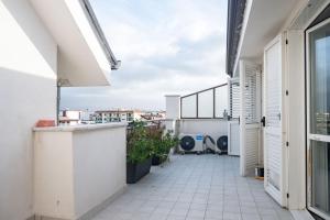 um apartamento com varanda e vista para um pátio em Strategic Apartment with Terrace - Nola em Nola