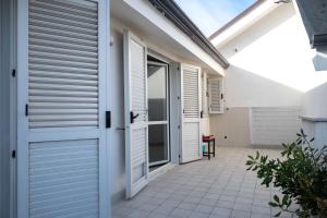 eine Tür zu einem Haus mit einer Terrasse in der Unterkunft Strategic Apartment with Terrace - Nola in Nola