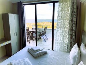 普里莫爾斯科的住宿－Apart-Hotel Panorama Sea LUX，一间卧室设有一张床,享有海景