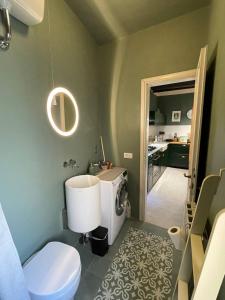 een badkamer met een toilet en een wastafel. bij EstateGuard Group - Prestige Rooms Lucca City Center in Lucca