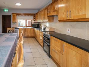 A kitchen or kitchenette at The Garden Cottage