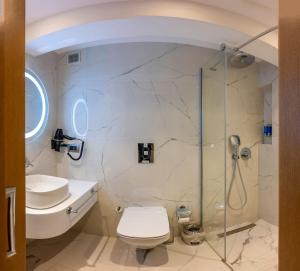 Koupelna v ubytování Baver Hotel