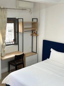 Giường trong phòng chung tại Holiday Apartment Tirana