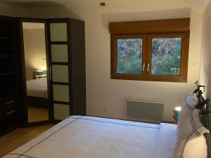 1 dormitorio con cama y ventana en Guestroom Basse-sur-le-Rupt, 1 pièce, 2 personnes - FR-1-589-625, en Basse-sur-le-Rupt