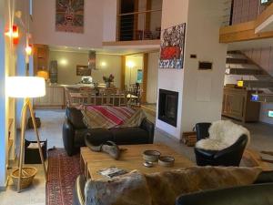茹普特河畔巴斯特爾的住宿－Guestroom Basse-sur-le-Rupt, 1 pièce, 2 personnes - FR-1-589-626，客厅配有沙发和桌子