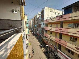 einen Blick über eine Stadtstraße mit Gebäuden in der Unterkunft Amazing AC Studio in E City 3F 302 in Bangalore