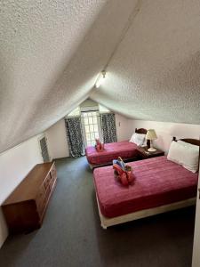 Zimmer mit 3 Betten im Dachgeschoss in der Unterkunft Apartment w/pool 10mins from Duns River Falls in Saint Mary