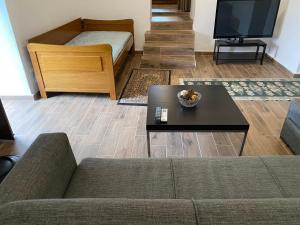 OkhiáにあるNigosのソファとコーヒーテーブルのあるリビングルーム