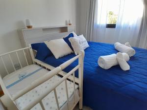 a bedroom with two bunk beds with towels on them at Confort urbano - Departamento in Venado Tuerto