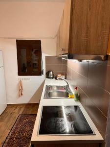 a small kitchen with a sink and a counter at Nigos in Okhiá