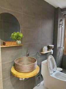 een badkamer met een houten wastafel en een toilet bij Le Petit Homestay 2 in Hue