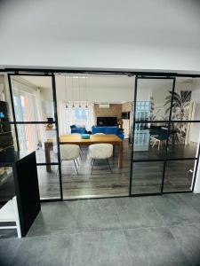 ein Esszimmer und ein Wohnzimmer mit einem Tisch und Stühlen in der Unterkunft Appartement cocooning in Ajaccio