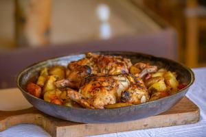 una teglia di pollo e verdure su un tavolo di Komba Cabana a Nosy Komba Altre 40 foto