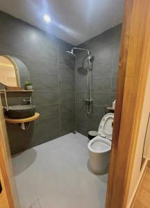een badkamer met een toilet en een douche bij Le Petit Homestay 2 in Hue