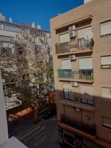 un edificio alto con balcones a un lado. en Cozy Private Room en Valencia