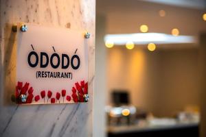 Certificato, attestato, insegna o altro documento esposto da Golden Tulip Lekki