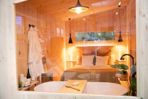 - une chambre avec un lit et une baignoire dans l'établissement Kampaoh Córdoba, à Cordoue