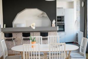 a dining room with a white table and chairs at VOLVIC HOME in Volvic