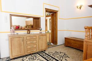bagno con lavandino e specchio di Villa Annoula - Traditional Lindian House a Líndos