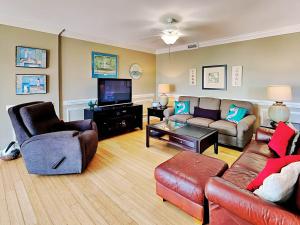 - un salon avec un canapé et une télévision dans l'établissement Silver Seas 203, à Tybee Island