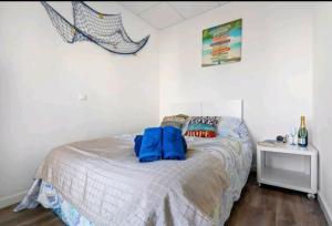 Un dormitorio con una cama con una bolsa azul. en Apartamento Lauren Salou, en Salou