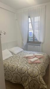 una camera da letto con letto, cuscini e finestra di Casa Gemelli Roma a Roma