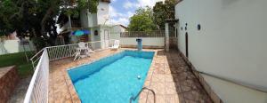 a swimming pool in the backyard of a house at Recanto Verde Araruama in Araruama