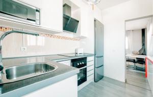 cocina con fregadero y microondas en Awesome Home In Valldemar With Wi-fi, en Gornal