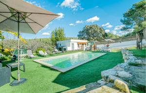 una piscina en un patio con sombrilla en Awesome Home In Valldemar With Wi-fi, en Gornal