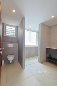 Ένα μπάνιο στο Magnifique villa rénovée neuve à Orient Bay