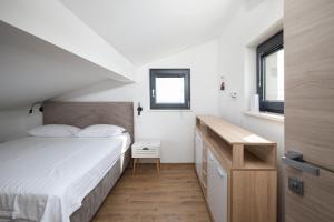 Postel nebo postele na pokoji v ubytování Apartments Sara III