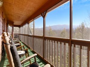 balcón con vistas a las montañas en Annie’s Smoky View, 2 Bedrooms, Hot Tub, Pool Table, Views, Sleeps 6 en Gatlinburg