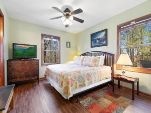 1 dormitorio con 1 cama y TV en Annie’s Smoky View, 2 Bedrooms, Hot Tub, Pool Table, Views, Sleeps 6, en Gatlinburg