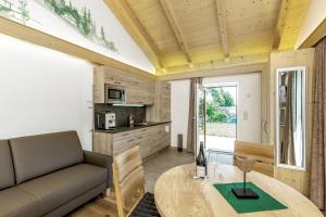 Wellness-Appartements Berchtesgadener Land في أينرينغ: غرفة معيشة مع أريكة وطاولة