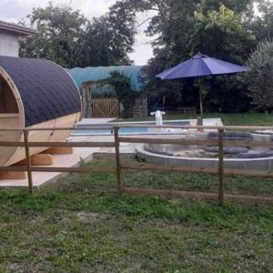 Bazén v ubytování Domaine de Cozance chambres d'hôtes et gîte - piscine mini-ferme nebo v jeho okolí