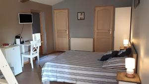 Postel nebo postele na pokoji v ubytování Domaine de Cozance chambres d'hôtes et gîte - piscine mini-ferme