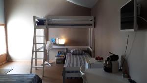 Postel nebo postele na pokoji v ubytování Domaine de Cozance chambres d'hôtes et gîte - piscine mini-ferme