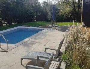 Bazén v ubytování Domaine de Cozance chambres d'hôtes et gîte - piscine mini-ferme nebo v jeho okolí