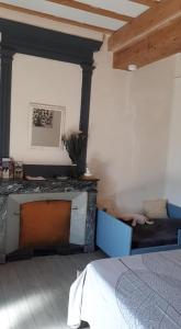 Postel nebo postele na pokoji v ubytování Domaine de Cozance chambres d'hôtes et gîte - piscine mini-ferme