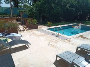 Bazén v ubytování Domaine de Cozance chambres d'hôtes et gîte - piscine mini-ferme nebo v jeho okolí