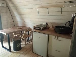 Kuchyň nebo kuchyňský kout v ubytování Domaine de Cozance chambres d'hôtes et gîte - piscine mini-ferme