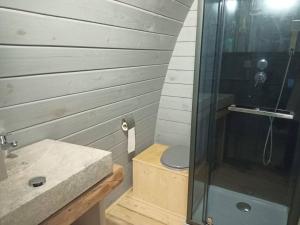 Koupelna v ubytování Domaine de Cozance chambres d'hôtes et gîte - piscine mini-ferme