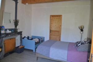 Postel nebo postele na pokoji v ubytování Domaine de Cozance chambres d'hôtes et gîte - piscine mini-ferme